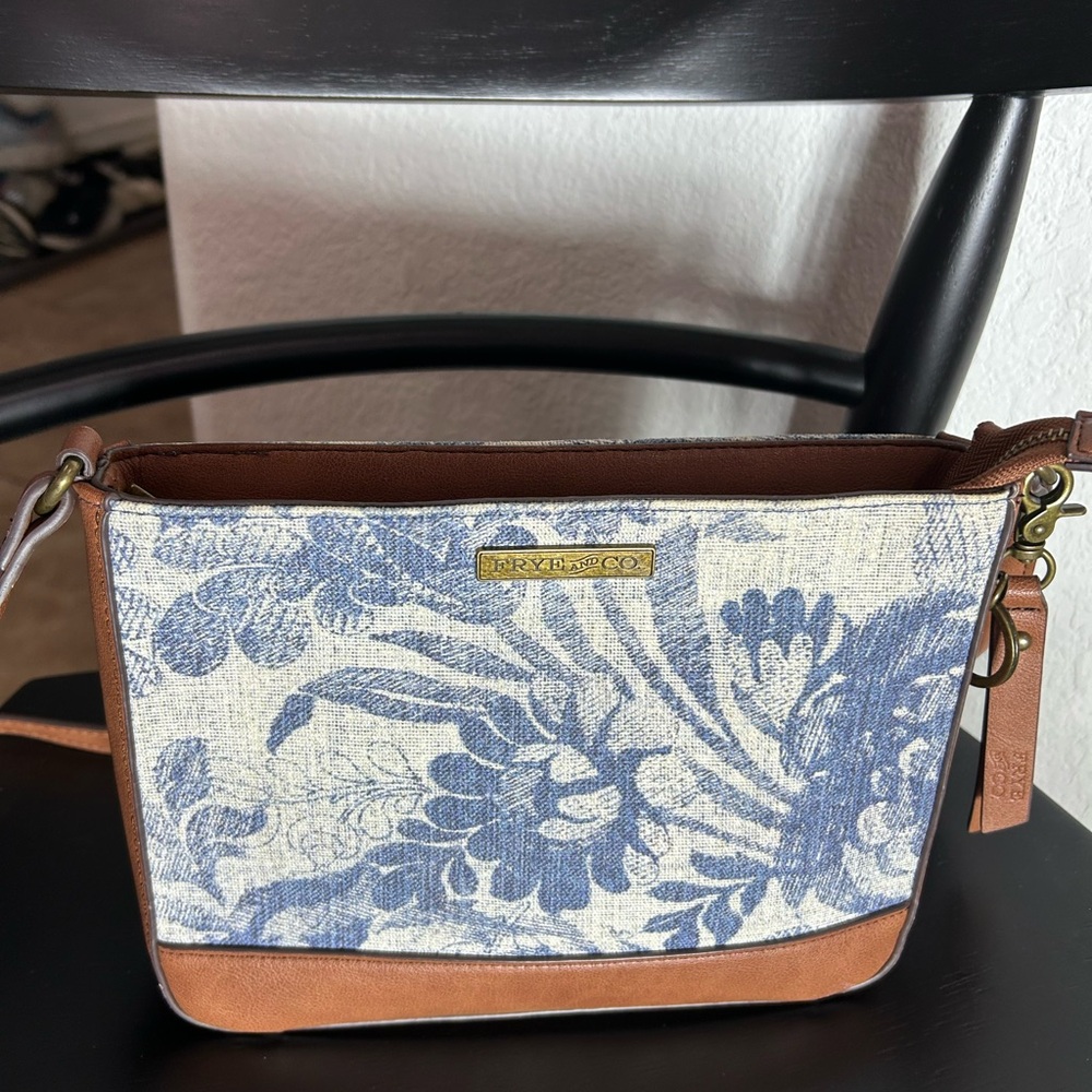 ❤️Frye and company floral Blue and Brown Crossbody Bag❣️